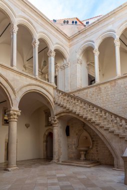 Dubrovnik, Hırvatistan, 26 Temmuz 2020: Hırvatistan 'ın Dubrovnik kentindeki Rektör Sarayı' nın iç avlusu