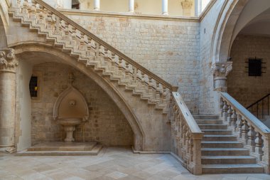 Dubrovnik, Hırvatistan, 26 Temmuz 2020: Hırvatistan 'ın Dubrovnik kentindeki Rektör Sarayı' nın iç avlusu