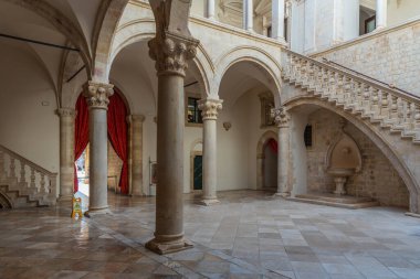 Dubrovnik, Hırvatistan, 26 Temmuz 2020: Hırvatistan 'ın Dubrovnik kentindeki Rektör Sarayı' nın iç avlusu