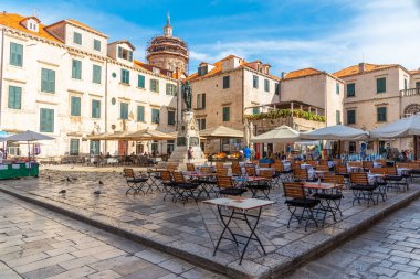 Dubrovnik, Hırvatistan, 26 Temmuz 2020: Hırvatistan 'ın Dubrovnik kentindeki gunduliceva poljana meydanındaki insanlar