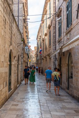 Dubrovnik, Hırvatistan, 26 Temmuz 2020: Hırvatistan 'ın Dubrovnik kentinde dar bir sokak manzarası
