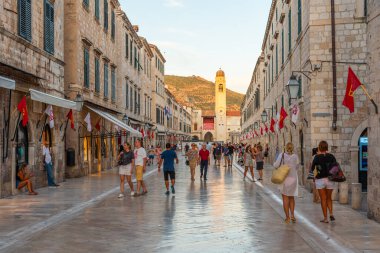 Dubrovnik, Hırvatistan, 26 Temmuz 2020: Hırvatistan 'ın Dubrovnik kentindeki Stradun Caddesi' nde insanlar geziniyor