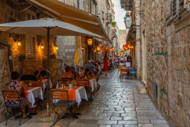 Dubrovnik, Hırvatistan, 26 Temmuz 2020: Hırvatistan 'ın Dubrovnik kentindeki dar bir sokakta gece hayatı