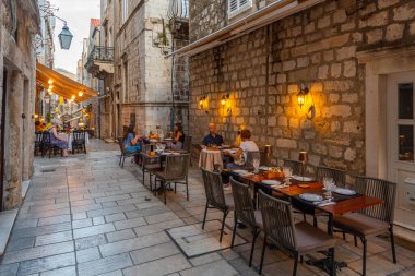 Dubrovnik, Hırvatistan, 26 Temmuz 2020: Hırvatistan 'ın Dubrovnik kentindeki dar bir sokakta gece hayatı