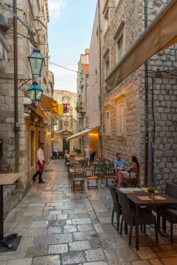 Dubrovnik, Hırvatistan, 26 Temmuz 2020: Hırvatistan 'ın Dubrovnik kentindeki dar bir sokakta gece hayatı