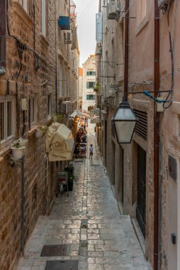 Dubrovnik, Hırvatistan, 26 Temmuz 2020: Hırvatistan 'ın Dubrovnik kentindeki dar bir sokakta gece hayatı