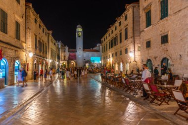 Dubrovnik, Hırvatistan, 26 Temmuz 2020: Hırvatistan 'ın Dubrovnik kentinde Stradun caddesinde yürüyen insanların gece görüşü