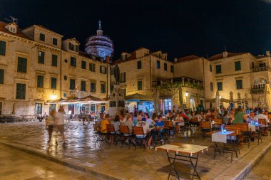 Dubrovnik, Hırvatistan, 26 Temmuz 2020: Hırvatistan 'ın Dubrovnik kentinin tarihi merkezindeki gunduliceva poljana meydanının gece manzarası