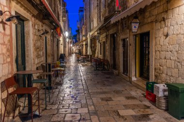Dubrovnik, Hırvatistan, 27 Temmuz 2020: Hırvatistan 'ın tarihi merkezi Dubrovnik' te dar bir sokağa gece bakışı