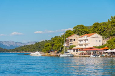 Mljet, Hırvatistan, 27 Temmuz 2020: Hırvatistan 'ın Mljet milli parkındaki Pomena köyünde liman
