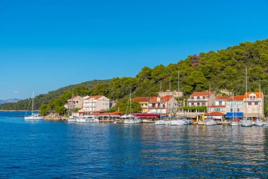 Mljet, Hırvatistan, 27 Temmuz 2020: Hırvatistan 'ın Mljet milli parkındaki Pomena köyünde liman