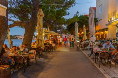 Korcula, Hırvatistan, 27 Temmuz 2020: Hırvatistan 'ın eski kenti Korcula' da halk deniz kenarında akşam yemeği yiyor