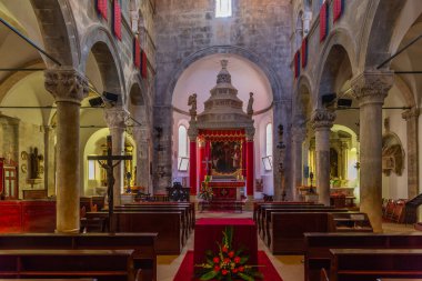 Korcula, Hırvatistan, 28 Temmuz 2020: Hırvatistan 'ın Korcula kentindeki Aziz Mark katedralinin içi