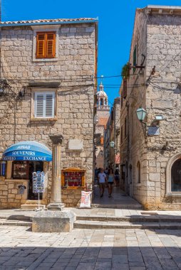 Korcula, Hırvatistan, 28 Temmuz 2020: Hırvatistan 'ın eski Korcula kentinde dar bir sokak manzarası
