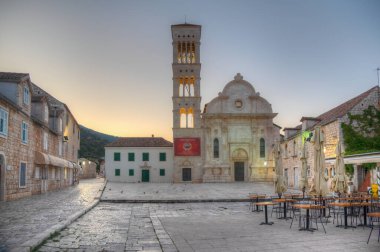 Hvar, Hırvatistan, 29 Temmuz 2020: Hırvatistan 'ın Hvar kentindeki Aziz Stephen katedralinin gündoğumu