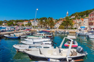 Hvar, Hırvatistan, 29 Temmuz 2020: Hırvatistan 'ın Hvar kentinde liman manzarası