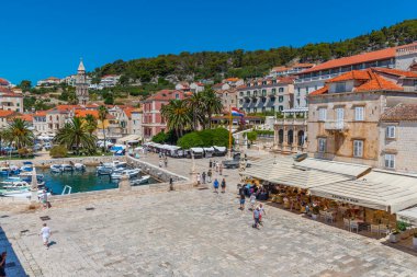 Hvar, Hırvatistan, 29 Temmuz 2020: Hırvatistan 'ın Hvar kentinde liman manzarası