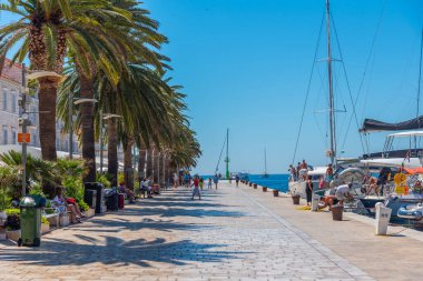 Hvar, Hırvatistan, 29 Temmuz 2020: Hırvatistan 'ın Hvar kentinde liman manzarası