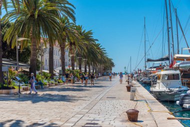 Hvar, Hırvatistan, 29 Temmuz 2020: Hırvatistan 'ın Hvar kentinde liman manzarası