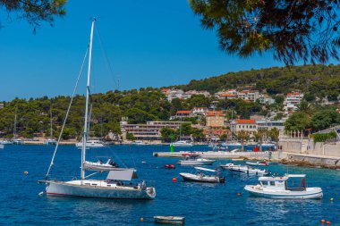 Hvar, Hırvatistan, 29 Temmuz 2020: Hırvatistan 'ın Hvar kentinde liman manzarası