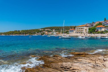 Hvar, Hırvatistan, 29 Temmuz 2020: Hırvatistan 'ın Hvar kentinde liman manzarası