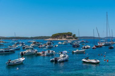 Hvar, Hırvatistan, 29 Temmuz 2020: Hırvatistan 'ın Hvar limanında demirleyen balıkçı tekneleri