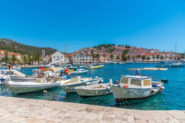 Hvar, Hırvatistan, 29 Temmuz 2020: Hırvatistan 'ın Hvar kentinde liman manzarası