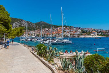 Hvar, Hırvatistan, 29 Temmuz 2020: Hırvatistan 'ın Hvar kentinde liman manzarası