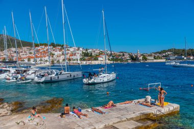 Hvar, Hırvatistan, 29 Temmuz 2020: Hırvatistan 'ın Hvar kentinde liman manzarası