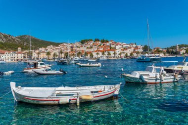 Hvar, Hırvatistan, 29 Temmuz 2020: Hırvatistan 'ın Hvar kentinde liman manzarası