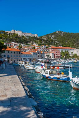 Hvar, Hırvatistan, 29 Temmuz 2020: Hırvatistan 'ın Hvar kentinin rıhtımında insanlar geziniyor