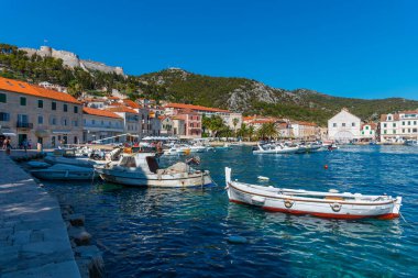 Hvar, Hırvatistan, 29 Temmuz 2020: Hırvatistan 'ın Hvar kentinin rıhtımında insanlar geziniyor
