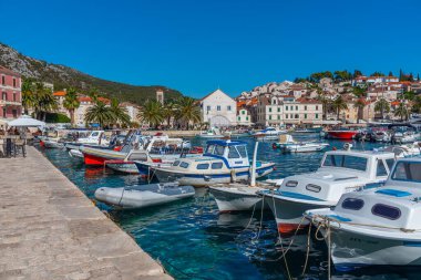 Hvar, Hırvatistan, 29 Temmuz 2020: Hırvatistan 'ın Hvar kentinde liman manzarası