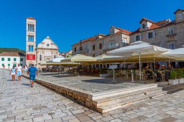 Hvar, Hırvatistan, 29 Temmuz 2020: Hırvatistan 'ın Hvar kentindeki Aziz Stephen katedrali önünde yürüyen insanlar