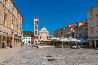 Hvar, Hırvatistan, 29 Temmuz 2020: Hırvatistan 'ın Hvar kentindeki Aziz Stephen katedrali önünde yürüyen insanlar