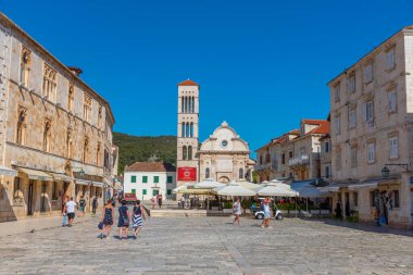 Hvar, Hırvatistan, 29 Temmuz 2020: Hırvatistan 'ın Hvar kentindeki Aziz Stephen katedrali önünde yürüyen insanlar