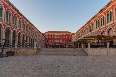 Split, Hırvatistan, 29 Temmuz 2020: Hırvatistan 'ın Split kentindeki Cumhuriyet meydanında dolaşan insanlar