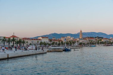 Ayrıl, Hırvatistan, 29 Temmuz 2020: Hırvatistan 'ın Riva geçidinin arkasındaki kentsel manzaranın gün batımı