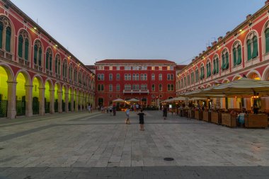 Split, Hırvatistan, 29 Temmuz 2020: Hırvatistan 'ın Split kentindeki Cumhuriyet meydanında dolaşan insanlar