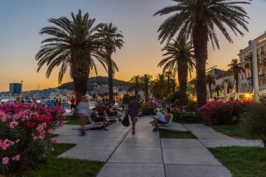 Split, Hırvatistan, 29 Temmuz 2020: Hırvatistan 'ın Split kentinde deniz kenarında yürüyen insanların gece görüşü