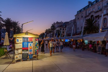 Split, Hırvatistan, 29 Temmuz 2020: Hırvatistan 'ın Split kentinde deniz kenarında yürüyen insanların gece görüşü