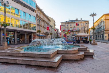 Rijeka, Hırvatistan, 30 Temmuz 2020: Hırvatistan 'ın Rijeka kentindeki Jadranski trg meydanında insanlar geziniyor