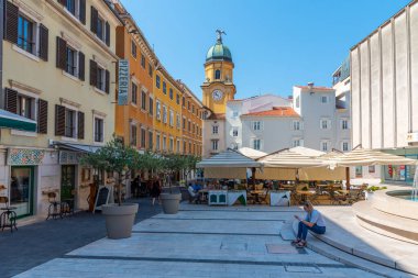 Rijeka, Hırvatistan, 30 Temmuz 2020: Hırvatistan 'ın Rijeka kentindeki Korso caddesindeki sarı saat kulesi