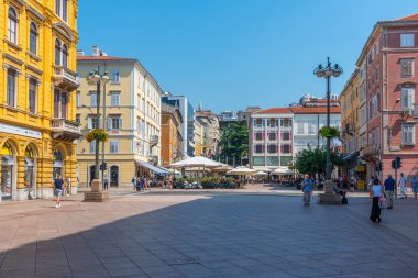 Rijeka, Hırvatistan, 30 Temmuz 2020: Hırvatistan 'ın Rijeka kentindeki Korso caddesinde insanlar geziniyor