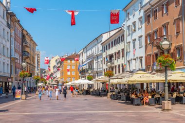 Rijeka, Hırvatistan, 30 Temmuz 2020: Hırvatistan 'ın Rijeka kentindeki Korso caddesinde insanlar geziniyor