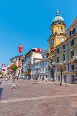Rijeka, Hırvatistan, 30 Temmuz 2020: Hırvatistan 'ın Rijeka kentindeki Korso caddesindeki sarı saat kulesi
