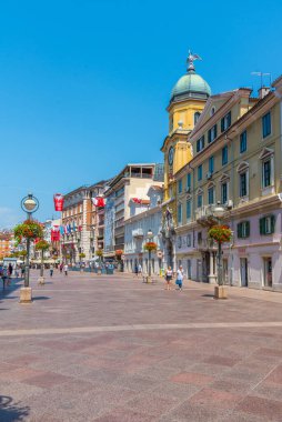 Rijeka, Hırvatistan, 30 Temmuz 2020: Hırvatistan 'ın Rijeka kentindeki Korso caddesinde insanlar geziniyor