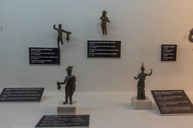 Pula, Hırvatistan, 30 Temmuz 2020: Hırvatistan 'ın Pula kentindeki Augustus Tapınağında Roma eserleri