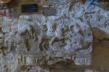 Pula, Hırvatistan, 30 Temmuz 2020: Hırvatistan 'ın Pula kentindeki Augustus Tapınağında Roma eserleri