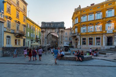 Pula, Hırvatistan, 30 Temmuz 2020: Hırvatistan 'ın Pula kentinde Sergii kemeri